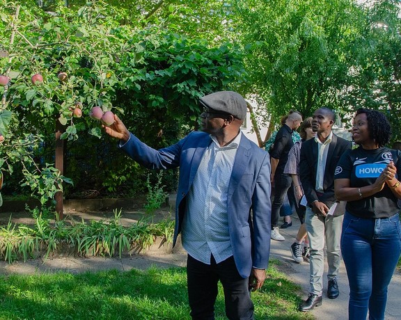 eine delegation aus maputo besuchte das projekt team zukunft der koordinierungsstelle umweltbildung lichtenberg in der kita traumzauberbaum