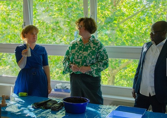 eine delegation aus maputo besuchte das projekt team zukunft der koordinierungsstelle umweltbildung lichtenberg in der kita traumzauberbaum