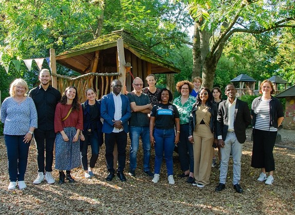 Koordinierungsstelle Natur- und Umweltbildung Berlin Lichtenberg stellt bei Besuch einer Delegation aus Maputo im Kindergarten Traumzauberbaum Projekt Team Zukunft vor